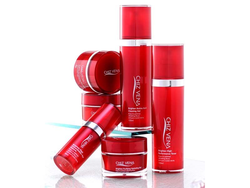 品牌紅代表著產品的獨特特性，每個女人都希望肌膚水水嫩嫩白裡透紅，洋溢著幸福的氛圍。簡單及富質感的設計將產品高純度的天然原料巧妙帶入，沒有多餘的負擔，能使肌膚獲得最細膩的呵護。